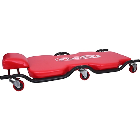 Rote Werkstattliege mit Rollen. Auf der Liege steht in weißer Schrift das Logo 'KS TOOLS'.